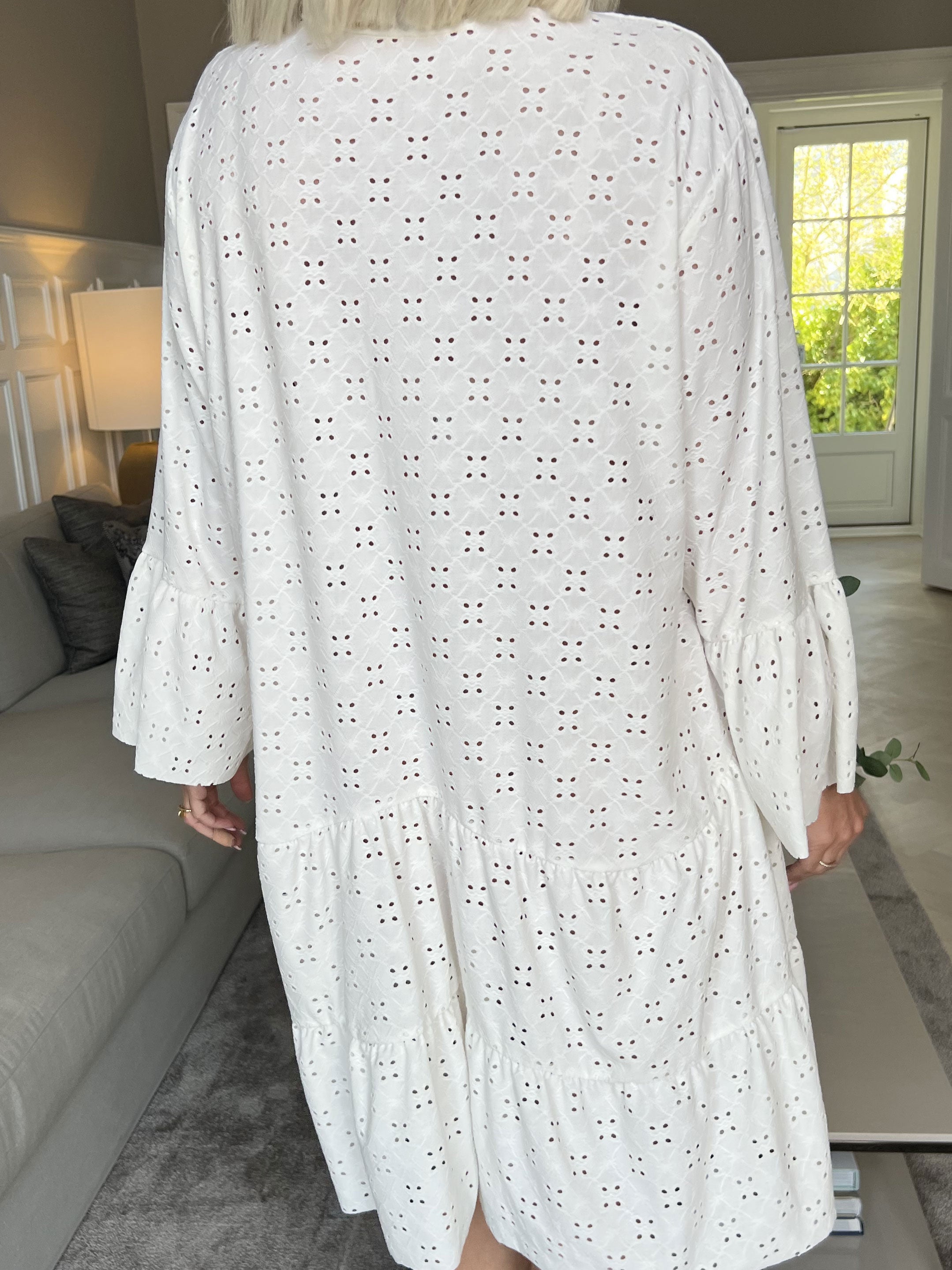 Indiana - Sød elastisk kjole i broderi anglaise